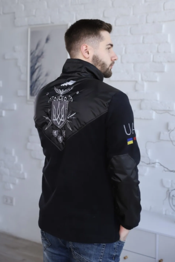 Чоловіча флісова куртка з вишивкою на блискавці.