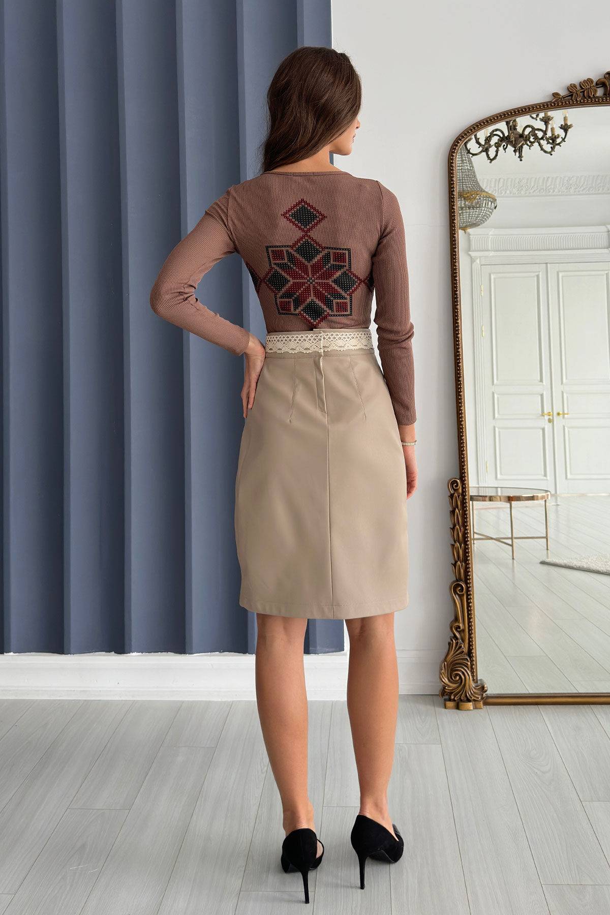 Ukrainian slit-skirt beige