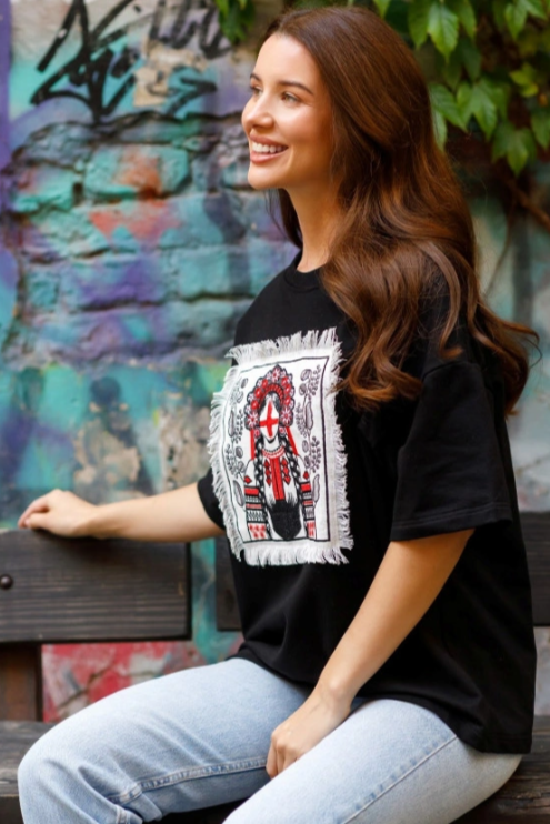 Women's oversized black t-shirt "Motanka"