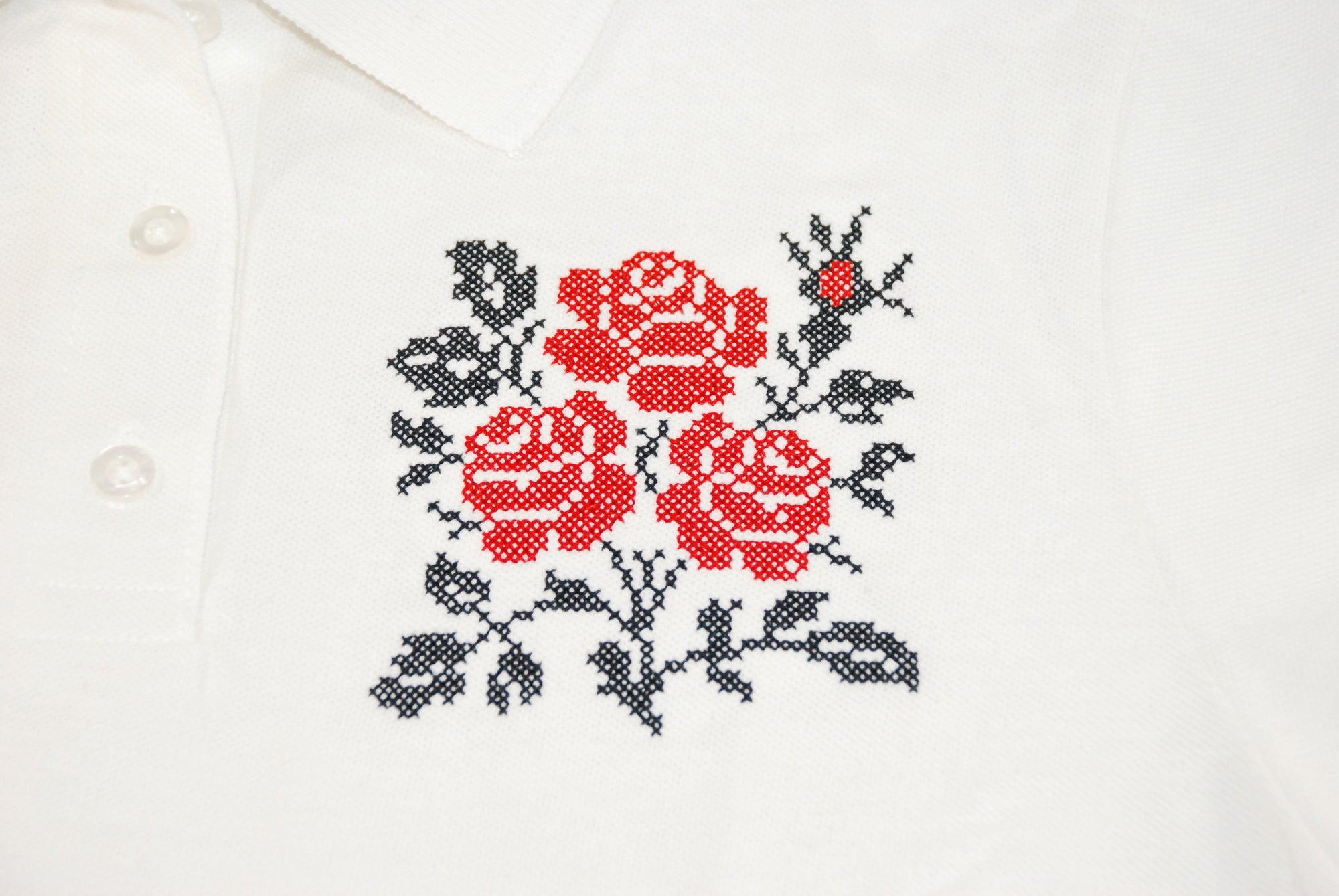 Women's polo shirt "Cross stitch roses" white